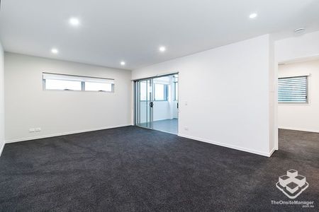 Stylish One-Bedroom Apartment with Superb Views & Unbeatable Location - Photo 4