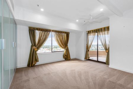 Elevated Coastal Living – Sub-penthouse Apartment with Panoramic Views - Photo 5