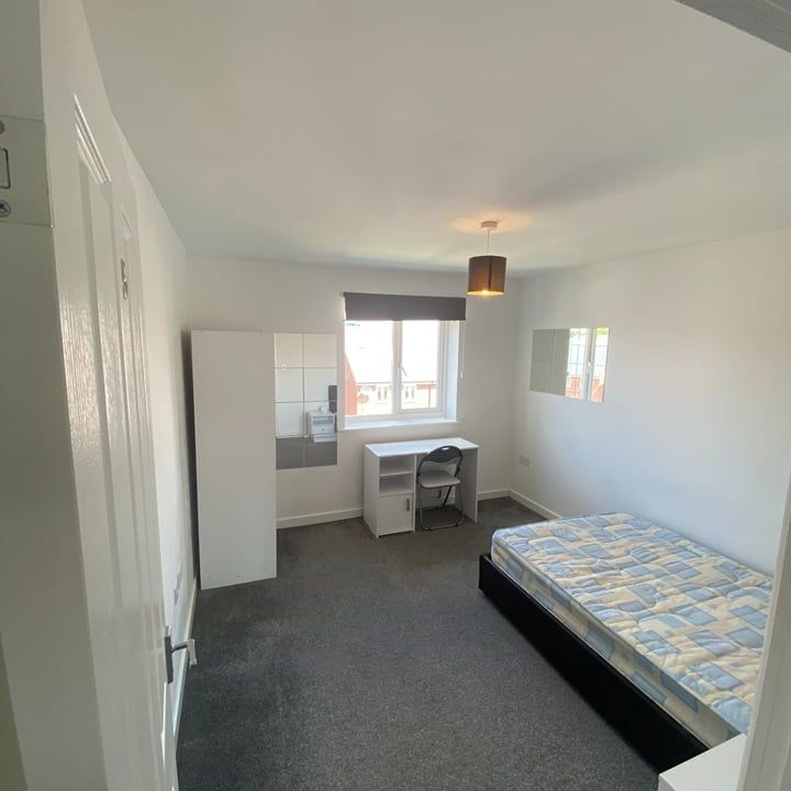 6 Bed Semi-Detached House, Slade Baker Way, BS16 - Photo 1