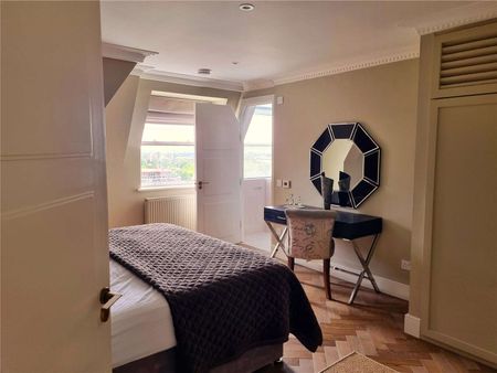 Stunning three bedroom penthouse apartment split over two floors with a roof terrace - Photo 3