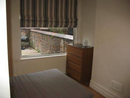 1 bedroom in a house share to rent - Photo 3