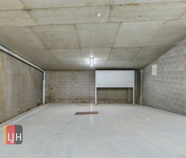 3 BEDROOM APARTMENT WITH 2 CAR SPACES & LIFT ACCESS - Photo 1