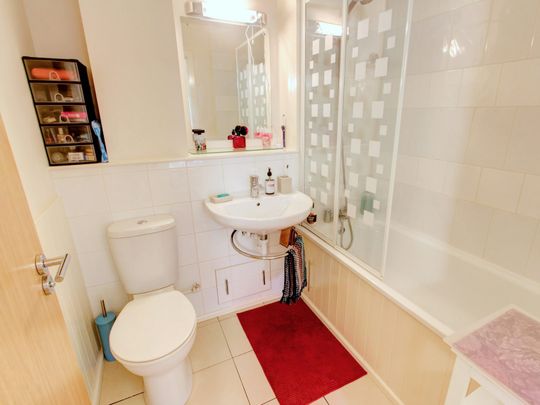 Flat to rent on - Photo 1