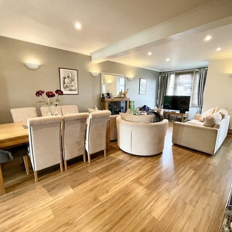 4 bedroom terraced house to rent - Photo 1