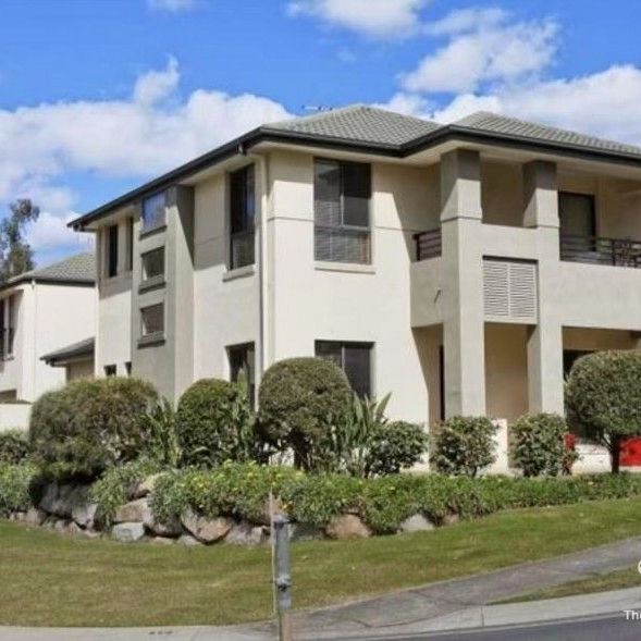 Spacious 4-Bedroom Home + Separate Studio in location - Photo 1