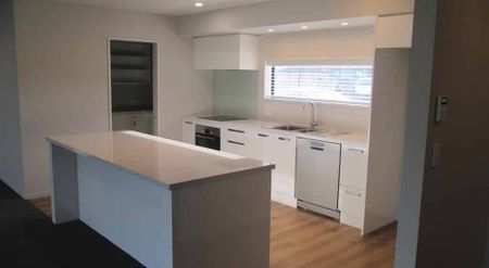 Stylish living with plenty of space! - Photo 2