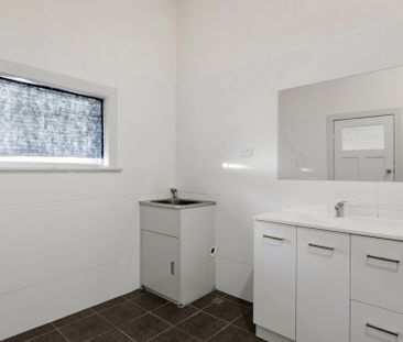 Low-maintenance living with space - Photo 3