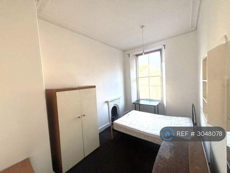 4 bedroom flat to rent - Photo 2