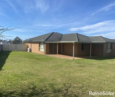 FAMILY HOME WITH SPACIOUS YARD - Photo 4