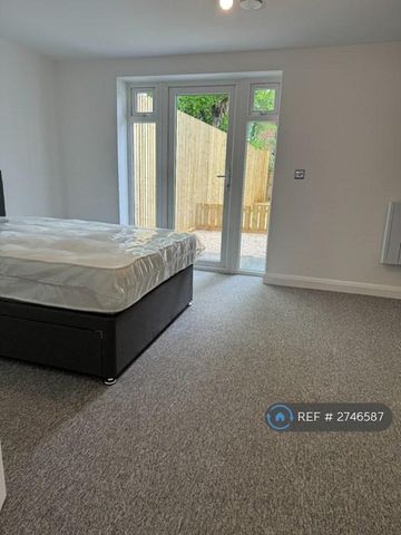 1 bedroom in a house share to rent - Photo 5