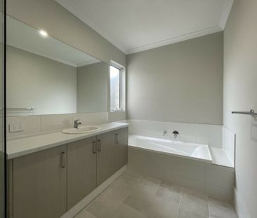 Coastal Comfort Meets Modern Living - Photo 2