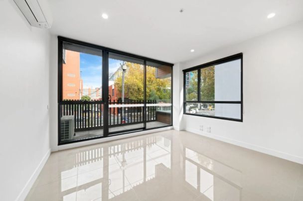 Ready to go, modern Carlton apartment! - Photo 1