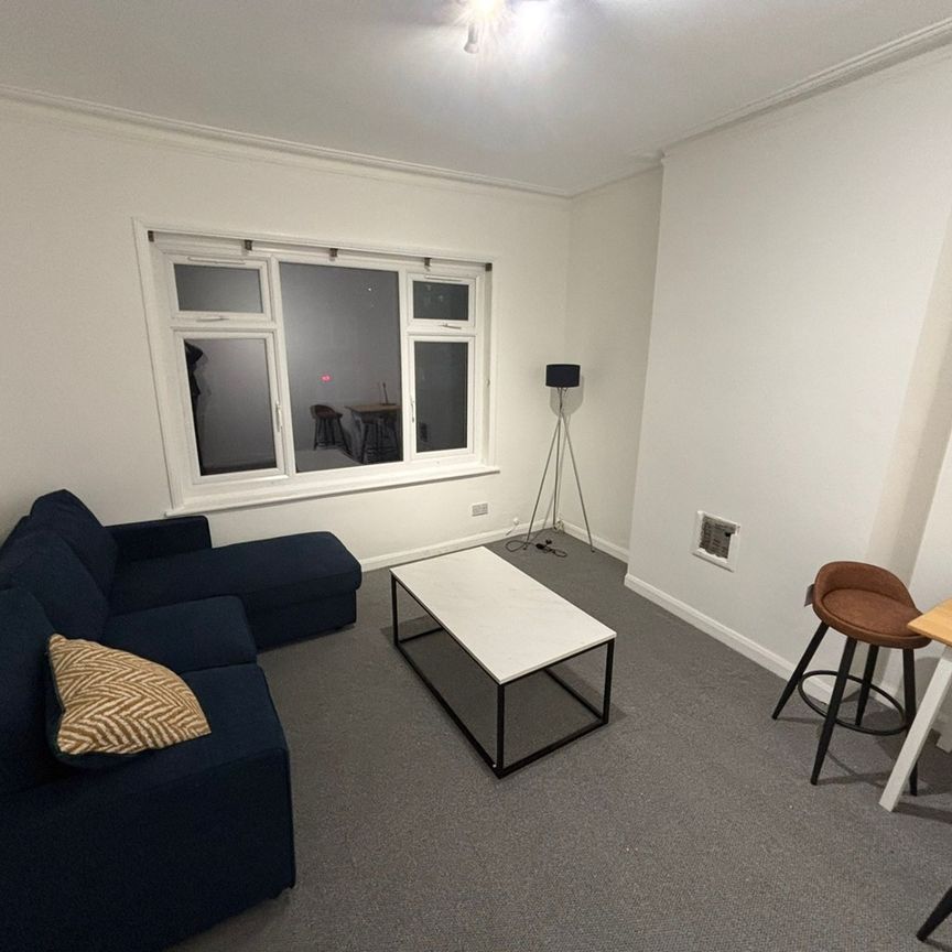 2 Bed Flat, Radbourne Road, SW12 - Photo 1