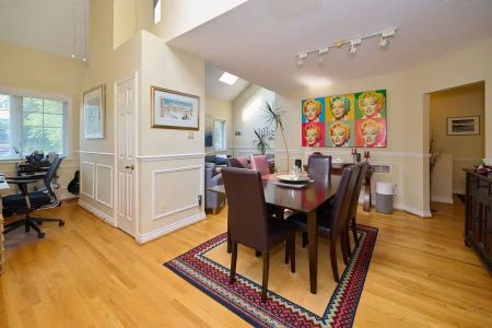 Toronto Furnished Upper Level for Rent – Elegant 2 Bed, 2 Bath with Private Entrance and Air Conditioning - Photo 2