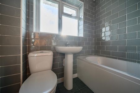 3 bedroom semi-detached house to rent - Photo 2