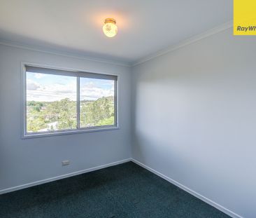 Comfortable 3 bedroom home - Freshly Painted Throughout. - Photo 3