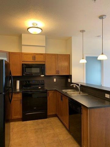 Bright & Spacious Top-Floor 2 Bedroom/2 Bathroom - Photo 5