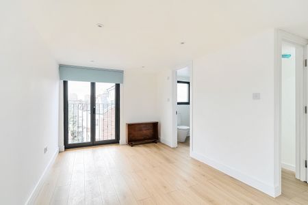 4 bedroom flat to rent - Photo 2