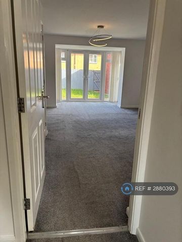 4 bedroom semi-detached house to rent - Photo 2
