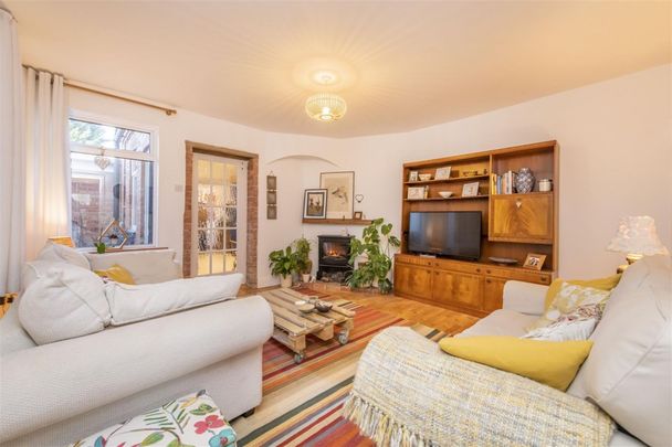 3 bed House - Detached To Let - Photo 1