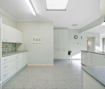 3 Bedroom Family home with two studies! - Photo 3