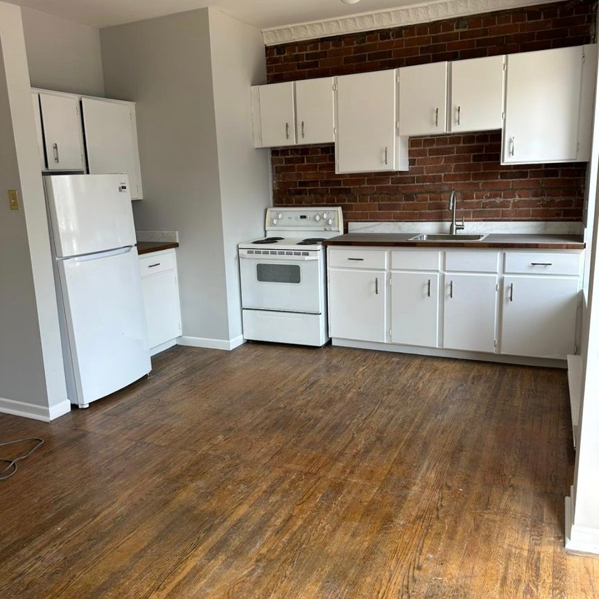 Bright 1 Bedroom in the Heart Of Leslieville - Photo 2