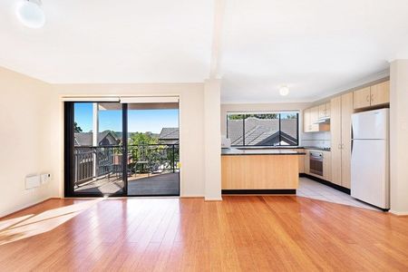 Light filled townhouse - Photo 2