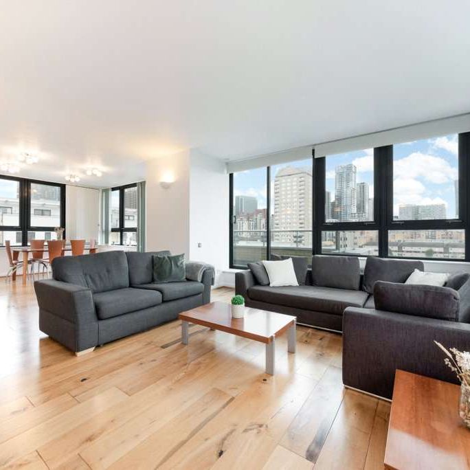 Beautifully presented 3 bedroom flat to rent in Canary Wharf. - Photo 1