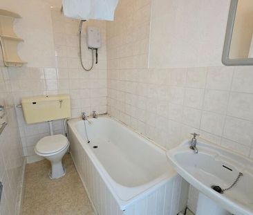 Flat 6, 26 Ramshill Road, Scarborough - Photo 3