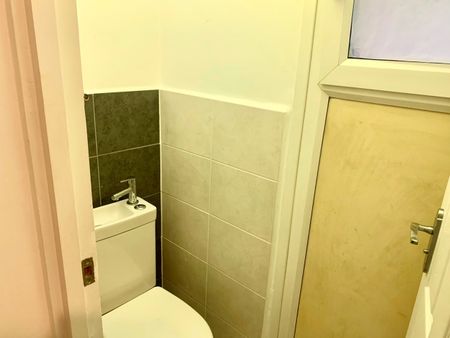 4 Bed Maisonette, Malcolm House, N1 - Photo 2