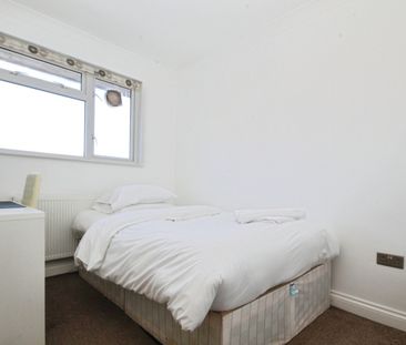 Hazel Close, Englefield Green, Egham, Surrey, TW20 0TN - Photo 2