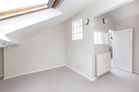 Quietly tucked away on the stunning street of Mount Parade, this beautiful Grade II listed, 4 bedroom terraced house has been comprehensively upgraded, but is in keeping with the traditional style of the original house that was built in 1827. - Photo 4