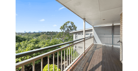 City Views and Dual Living: Your Ideal Family Haven in Ashgrove! - Photo 2