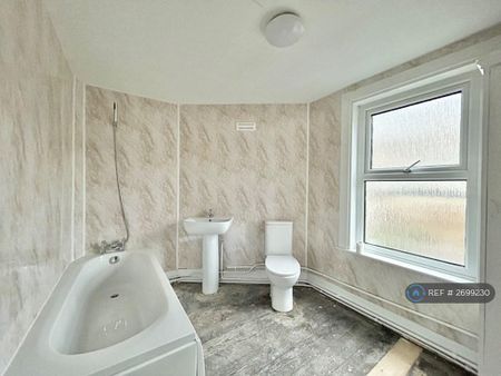 3 bedroom end of terrace house to rent - Photo 3