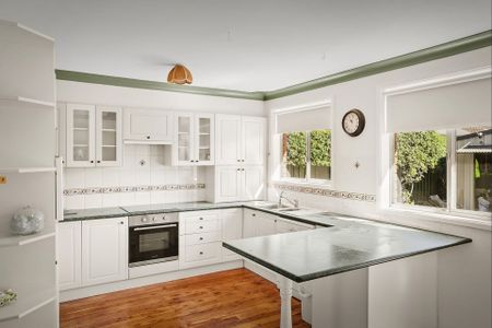 Beautiful 3 Bedroom Home - Photo 4