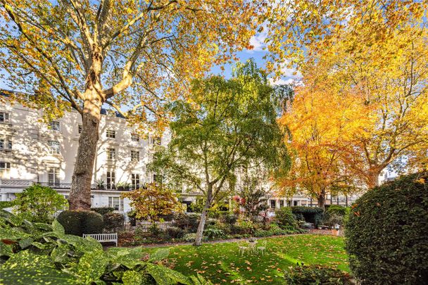 A bright two bedroom apartment on a prime Knightsbridge garden square. *Note: Flat is on the 3rd floor, there is no lift in the building - Photo 1