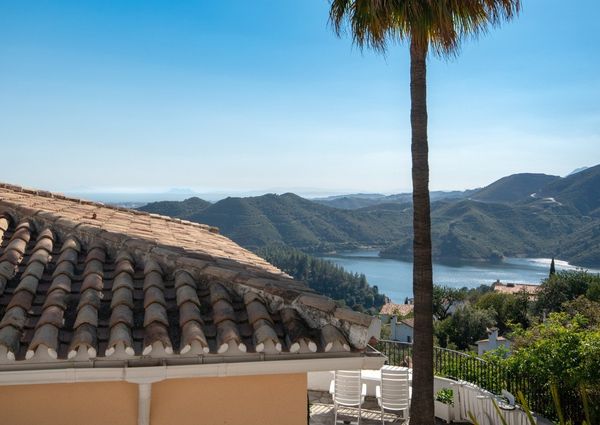 Luxury apartment with mountain and sea views in Balcones del Lago, Istán