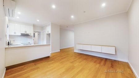 2/77a Carroll Crescent, Glen Iris - Photo 2