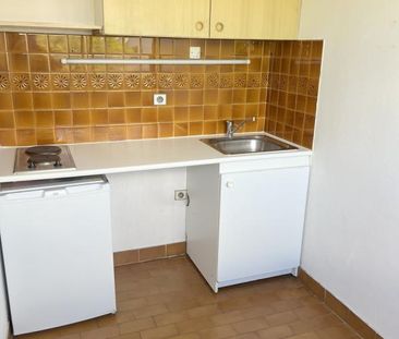 F1 27.3 m², balcon. Cuisine indépendante équipée. - Photo 6