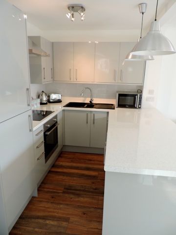 3 Bed Terraced House, Heron Place, SE16 - Photo 2