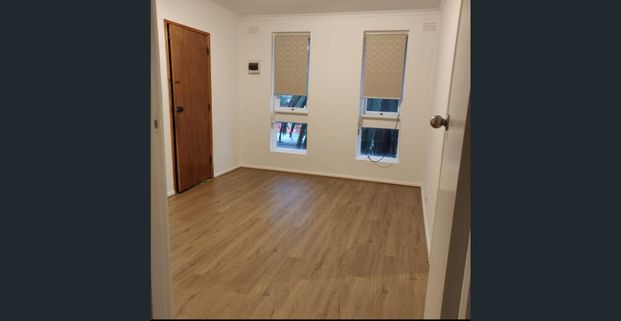 recently renovated , great location!!!! Close to everything!! - Photo 1