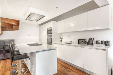 Stunning two bedroom apartment in a charming period building with gated access, off-street parking and communal gardens. - Photo 5