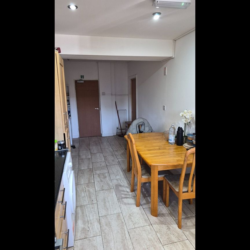 5 Bed Terraced House, Lang Street, E1 - Photo 1