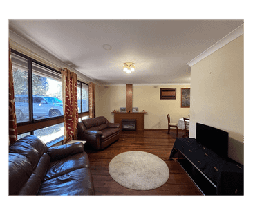 Fully Furnished 3-Bedroom 1-Bathroom Home for Rent in Campbelltown - Photo 2