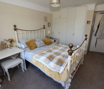 2 Bedroom 2 Bedroom Flat, Vicars Cross - Photo 4