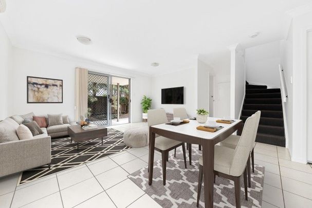 3-Bedroom Townhouse with Ensuite, Double Garage & Complex Pool - Photo 1