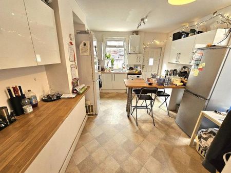 1 bedroom in a house share to rent - Photo 4