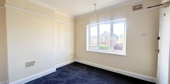 PETERBOROUGH - Photo 2