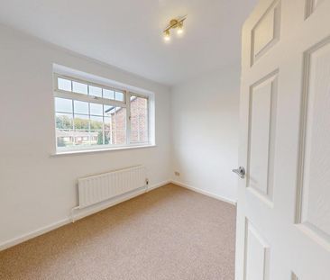 4 bedroom semi-detached house to rent - Photo 3