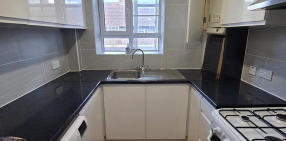 3 bedroom flat to rent - Photo 2